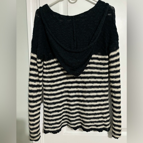Roxy Black and White Knit V-neck Hooded Sweater. Surfer Style. - Picture 3 of 4